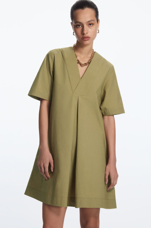 V neck dress with collar and front pleat